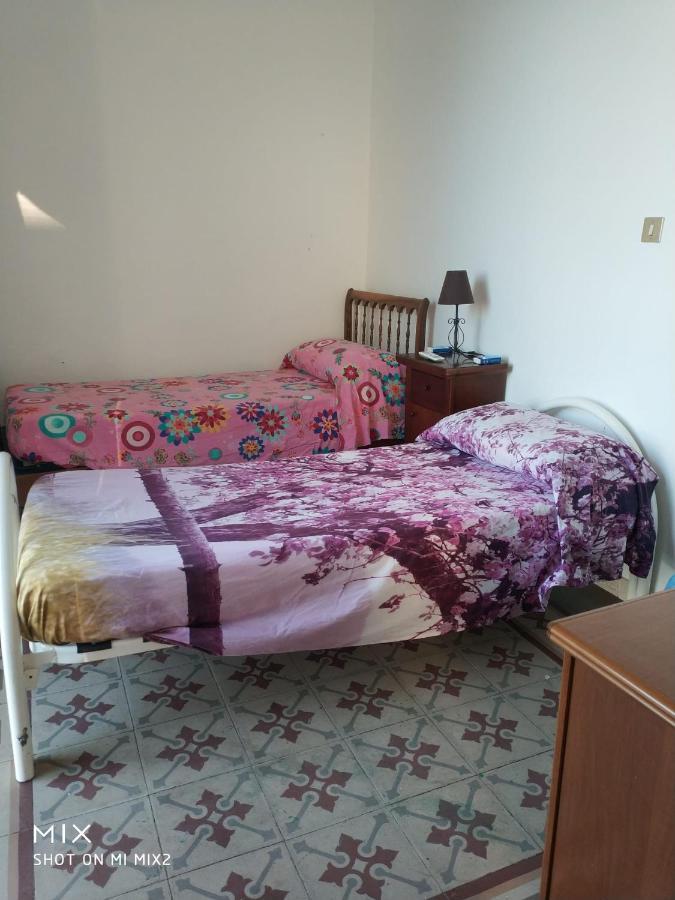 Hostel Simili A Solo Per Uomini - Hostel-like Only For Man *